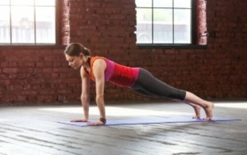 Ćwiczenia jogi na wzmocnienie mięśni ramion