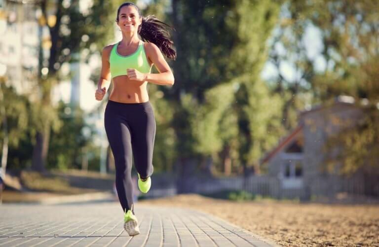 Czas biegu - kobieta trenująca jogging