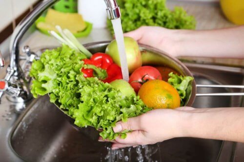 Warzywa i owoce myte w zlewie