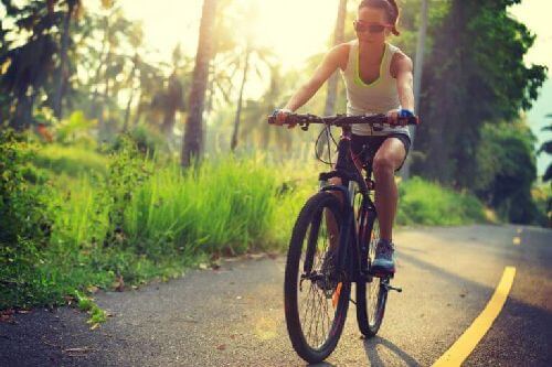 kobieta jadąca na rowerze