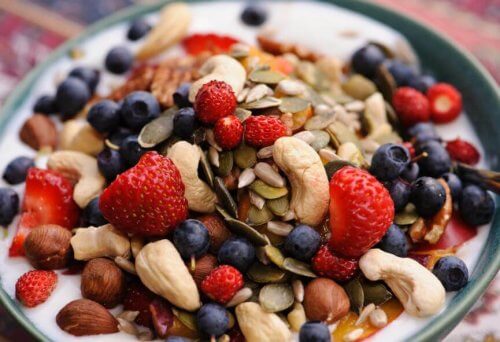 Jogurt z owocami i orzechami w misce - szybkie i zdrowe śniadanie