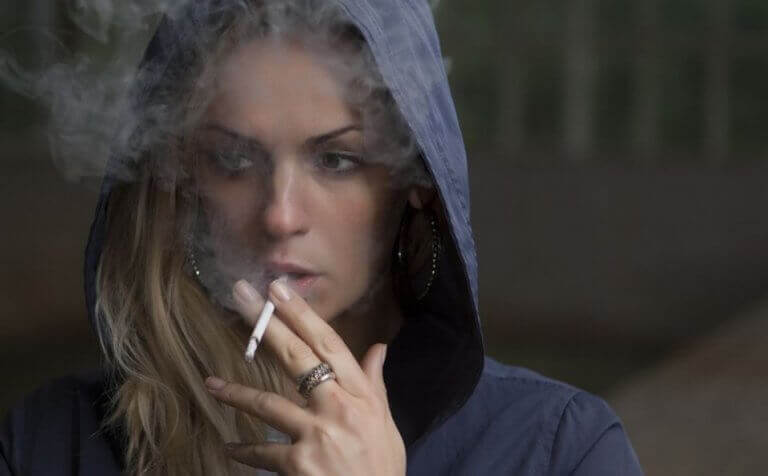 Kobieta paląca papierosa - palenie i jego skutki