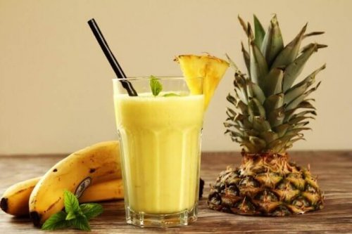 Koktajl z banana i ananasa - koktajle białkowe