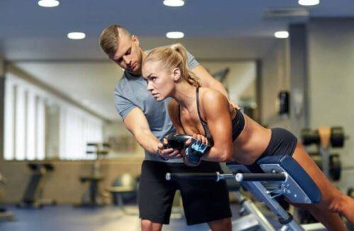 Piramida treningowa i ćwiczenia mięśni brzucha