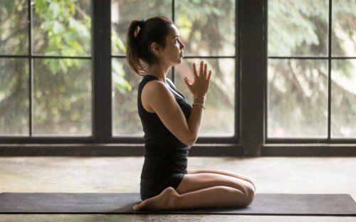 typy jogi - medytująca dziewczyna
