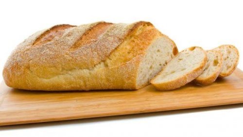 Pokrojony chleb na desce