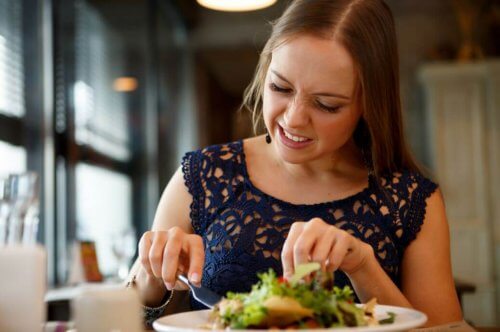Skrzywiona kobieta jedząca sałatkę - diety spowalniające metabolizm