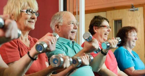 Starsze osoby ćwiczące z hantlami - ćwiczenia fizyczne dla seniorów