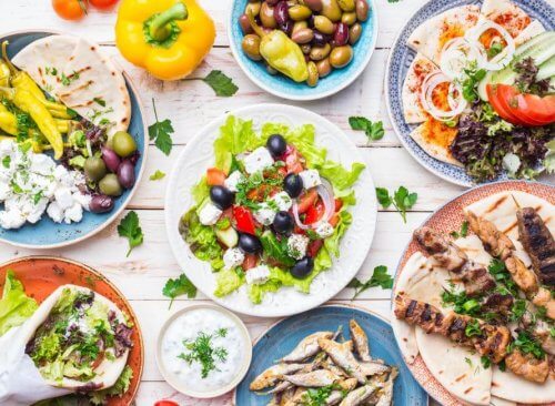 Stół zastawiony greckim jedzeniem - kraje ze zdrowymi dietami