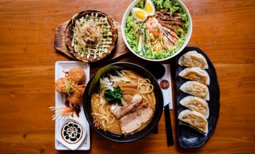 Stół zastawiony japońskimi potrawami