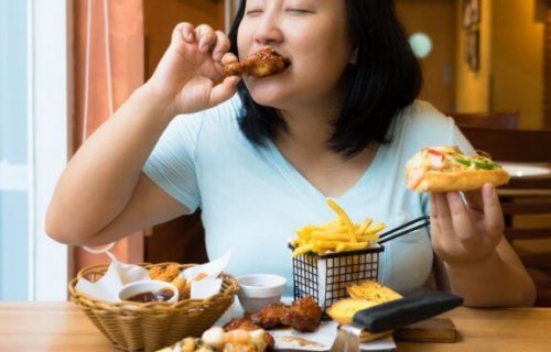 zła dieta - kobieta jedząca fast fooda i poczucie winy