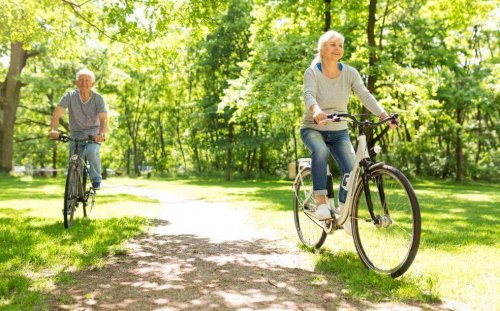 sporty ogólnorozwojowe - para starszych osób na rowerach