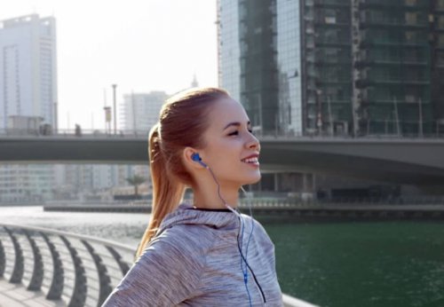 Dziewczyna ze słuchawkami w uszach