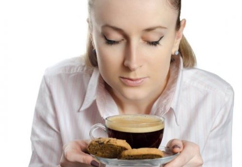 kobieta wącha kawę - kofeina