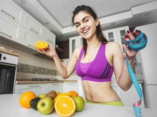 Kobieta w kuchni i zdrowa dieta