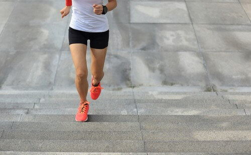 Kobieta biegnąca po schodach - trening szybkości i siły