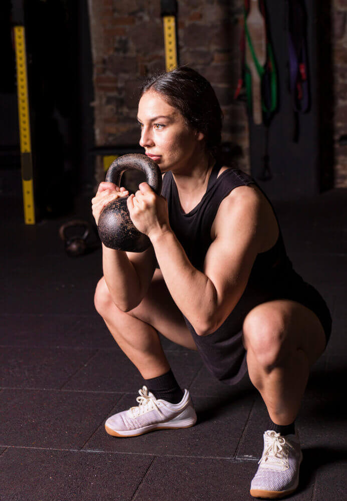 kobieta robiąca goblet squat - trening wzmacniający