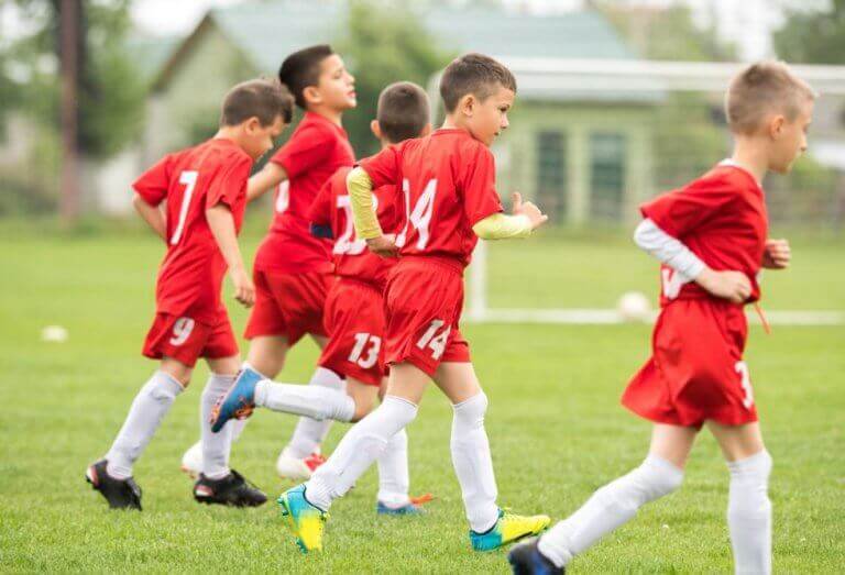 Chłopcy na treningu piłki nożnej - sporty drużynowe