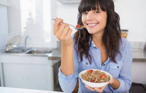 Kobieta zjada makaron pełnoziarnisty - indeks glikemiczny