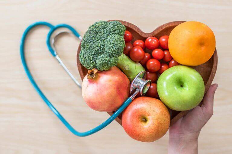 Serce ułożone z warzyw i owoców - witaminy i minerały dla sportowców