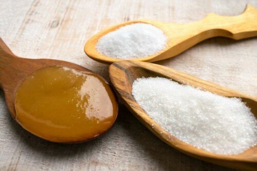 Cukier i miód na łyżkach - naturalne cukry
