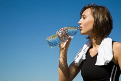 zdrowe napoje - dziewczyna pije wodę