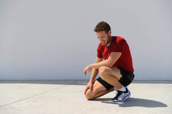 Biegacz z bólem kolana - błędy popełniane przez biegaczy