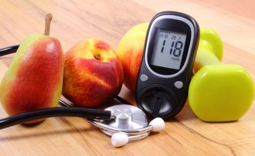 cukrzyca - glukometr i owoce