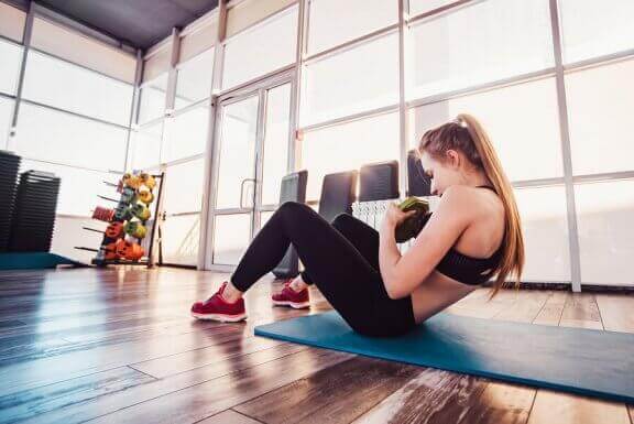 Ćwiczenia brzucha z obciążeniem - ćwiczenia na brzuch do wykonywania w domu