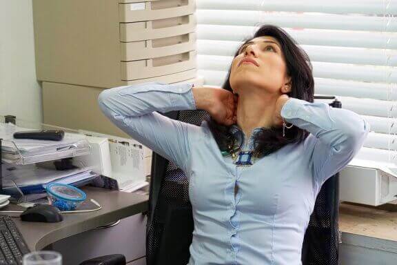 Kobieta rozciągająca szyję - rozciąganie w pracy