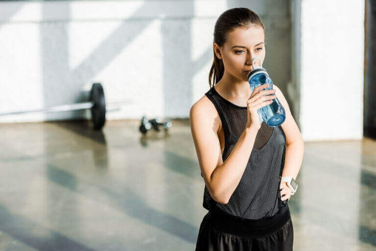 Kobieta pijąca wodę - trening mózgu