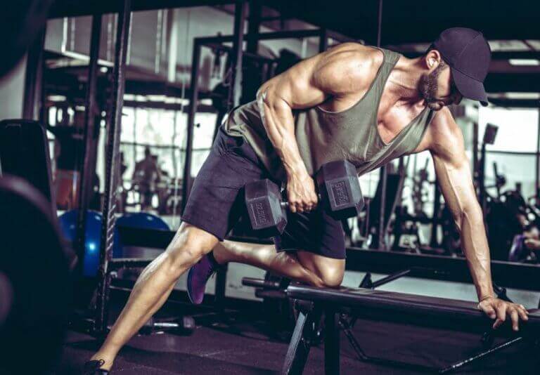 upadek mięśniowy - mężczyzna robi ćwiczenia