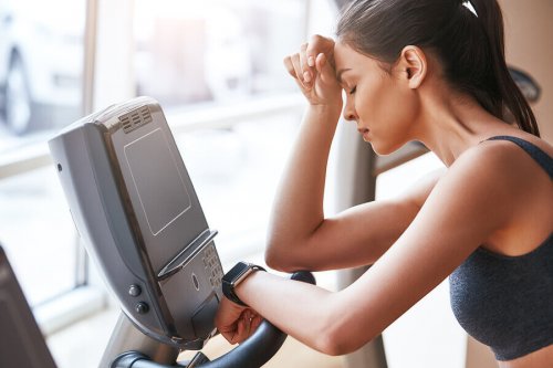 zmęczenie mięśnie - kobieta na maszynie treningowej