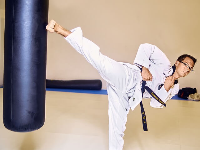taekwondo sporty walki mężczyzna kopie w worek