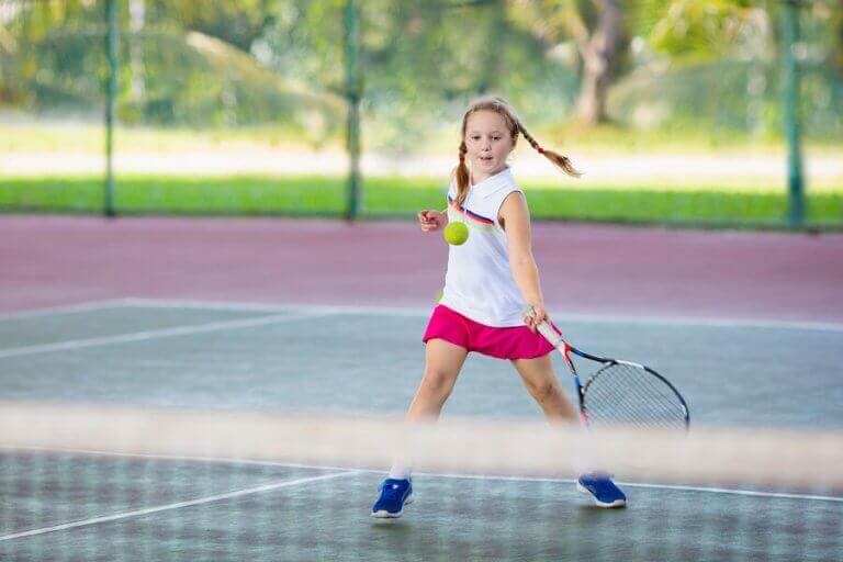 Dziewczynka grająca w tenisa