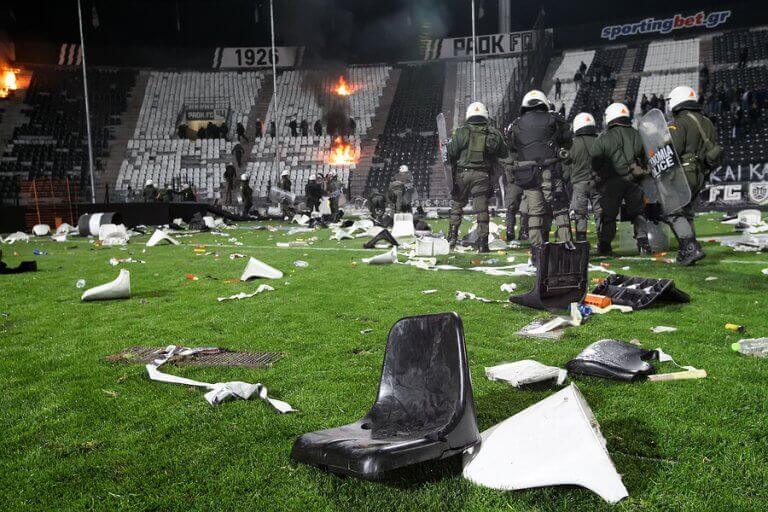 Zniszczony stadion i policja