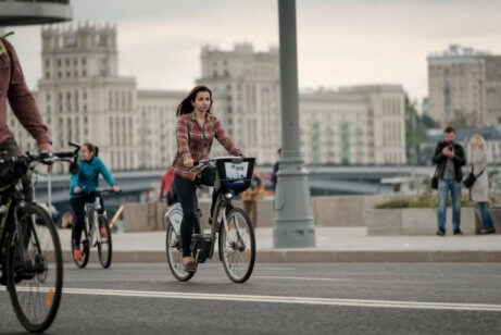 rower miejski -kobieta na rowerze