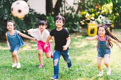 Dzieci grające w piłkę - zalety ćwiczeń fizycznych dla dzieci