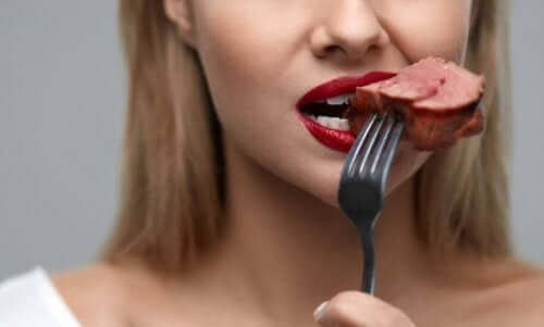 Kobieta jedząca mięso
