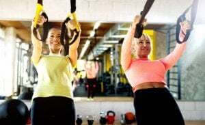 kobiety ćwiczące na siłowni