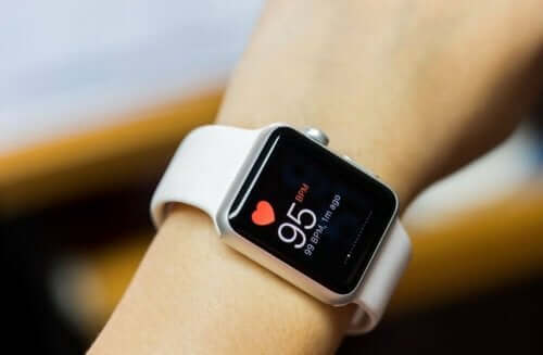 smartwatch mierzący tętno