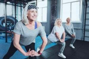 trzy starsze kobiety na siłowni