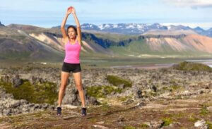 Kobieta ćwiczy w górach