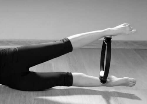 ćwiczenia nóg z kółkiem do pilatesa