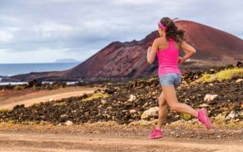 Kobieta biegająca po górach