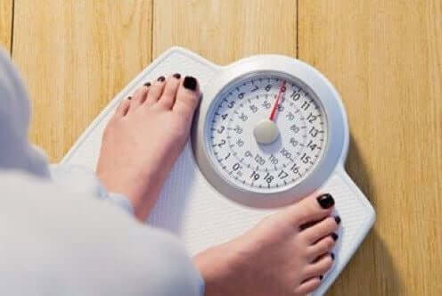 osoba na wadze a odpowiednia dieta