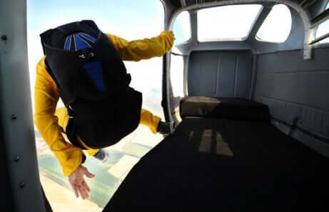 skydiving mężczyzna wyskakuje z samolotu