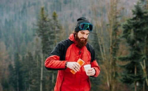 Pijący mężczyzna w górach