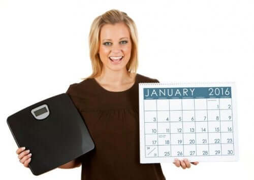 Kobieta trzymająca kalendarz i wagę