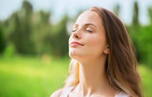 kobieta ćwiczy oddychanie - redukcja stresu